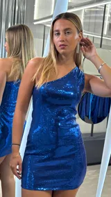 Vestido corto azul eléctrico de fiesta, con un solo hombro y lentejuelas.