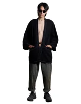 Kimono negro de algodón con mangas anchas, detalle de costuras blancas y logo bordado en la espalda.