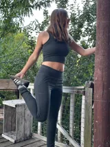 Pantalón ajustado de tiro alto, color gris oscuro jaspeado, confeccionado en lycra de algodón. Presenta faja ancha y bolsillos funcionales delanteros y traseros.