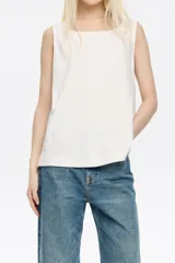 Musculosa blanca de punto roma con escote cuadrado, manga sisa y logo Chimo.