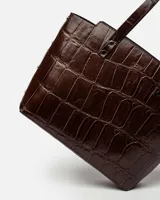 Bolso tipo shopper en cuero grabado efecto cocodrilo, con asas largas y capacidad amplia.