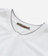 Remera blanca de algodón con cuello redondo y mangas cortas con borde negro. Estampado frontal con texto "Sport Club Sports For The Adventure Seekers" en color negro.