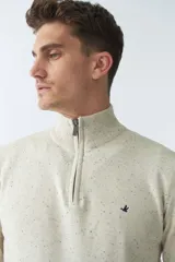 Sweater verde con medio cierre, tejido en buttoné, de manga larga y calce regular.