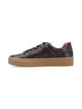 Sneaker de cuero vacuno con estampado de camuflaje y suela marrón.