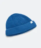 Gorro corto tipo beanie color beige, tejido en lana acrílica con textura acanalada.