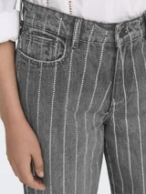 Pantalón de jean gris lavado de pierna ancha con rayas verticales blancas y tiro alto con cierre de botones.