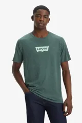 Remera de hombre Levi's de color verde con logo de la marca estampado en el pecho. Corte estándar y cuello redondo.