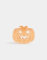 Broche acrílico con forma de calabaza color naranja con detalles en blanco.