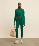 Campera deportiva color verde agua, confeccionada en microfibra, con cierre frontal, cuello alto, recortes en el frente y bolsillos laterales.