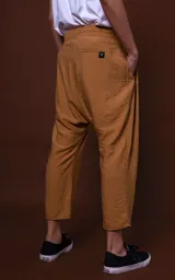 Pantalón color camel de corte holgado, largo a la pantorrilla y cintura elástica con cordón ajustable.
