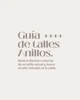 Anillo de plata 925 satinada, con forma de alianza ancha y superficie texturizada.