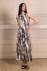 Vestido midi sin mangas con estampado animal print marrón y blanco, cuello redondo y ribetes negros.