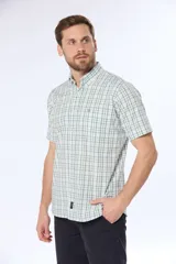 Camisa de manga corta con cuello abotonado y estampado a cuadros en tonos verde y blanco. Hecha en Uruguay.