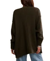 Cárdigan oversized de tejido grueso y suave, color verde oscuro, con escote en V y cierre frontal de broches metálicos.