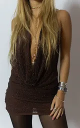 Minivestido marrón de red con strass y forro interno. Diseño con escote halter pronunciado y espalda descubierta.