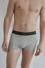 Boxer gris con cintura elástica negra con logo de la marca.