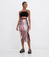 Pollera midi de cintura alta con elástico y lettering 'Know Your Worth', con tajo lateral y diseño rayado de lentejuelas multicolores.