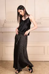 Falda larga de raso con estampado animal print y elástico en la cintura.