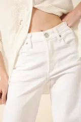 Pantalón palazzo blanco de tiro alto, confeccionado en denim con elastano y lavado suavizado.