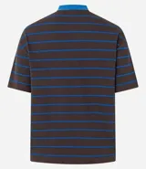 Remera de mangas cortas con cuello redondo contrastante y rayas horizontales.