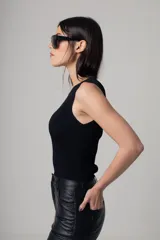 Musculosa roja de tejido de punto acanalado, con cuello redondo y corte ajustado.