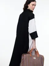 Vestido camisero largo de lino, con manga 3/4 y silueta relajada. Diseño con bloques de color en contraste blanco y negro.