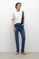 Pantalón de jean de tiro medio, corte recto y color azul medio.