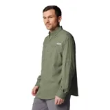 Camisa de manga larga color verde oliva, marca Columbia, modelo Tamiami II. Confeccionada en tejido ripstop con tecnología Omni-Wick de secado rápido y Omni-Shade UPF 40 de protección solar. Cuenta con cuello abotonado, dos bolsillos frontales con cierre de velcro, mangas enrollables con trabilla, aberturas de ventilación en la espalda y soporte para caña de pescar.