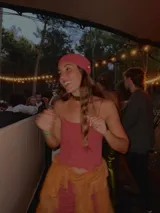 Blusa larga atrás y corta adelante con breteles finos regulables.