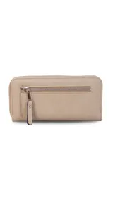 Billetera larga color beige de símil cuero, con cierre perimetral y bolsillo trasero con cierre.