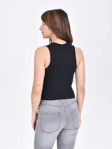 Musculosa blanca de algodón con cuello redondo y sisas amplias.