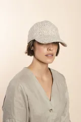 Gorra con visera de lana color beige con diseño de espiga.
