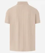 Camisa polo de hombre color beige, confeccionada en tejido jacquard con textura vertical. Tiene cuello polo con escote en V, manga corta y corte regular.