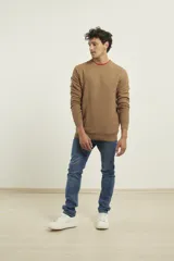Sweater marrón de punto fino con cuello redondo y mangas largas.