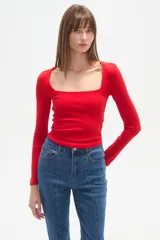 Remera blanca de manga larga y corte ajustado al cuerpo, con escote cuadrado.