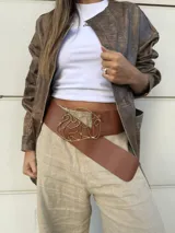 Cinturón ancho de cuero vacuno color marrón con hebilla de bronce con diseño abstracto.