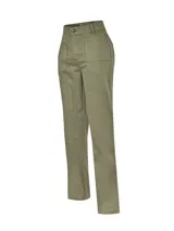 Pantalón de jeans verde militar, estilo cargo, de tiro alto, con bolsillos laterales y detalles de patchwork en dos tonalidades.
