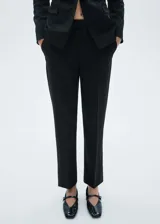 Pantalón de vestir negro de corte recto, con tiro medio y bolsillos laterales.
