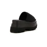 Sandalias negras con plataforma y tira ancha.