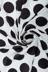 Pañuelo cuadrado de seda color blanco con estampado de lunares negros y borde negro.
