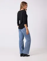 Remera de algodón negra de manga tres cuartos y cuello redondo.