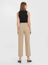 Pantalón sastrero color beige, de corte recto y largo al tobillo.