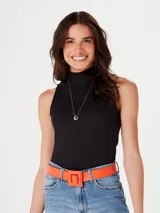Musculosa marrón de tejido ajustado con cuello alto y sin mangas.