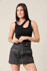 Minifalda negra de corte ajustado, con cierre metálico frontal y dos bolsillos con cierre en la parte delantera.