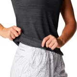 Remera deportiva Columbia color gris con estampado de líneas horizontales y logo de la marca en el pecho.
