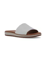 Sandalia blanca con capellada de cuero y suela plana color beige.
