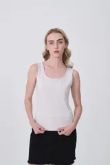 Musculosa sin mangas de color blanco hueso, corte al cuerpo y escote cuadrado.