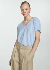 Camiseta celeste de lino con cuello en V y mangas cortas.