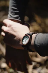 Reloj Chenaut Perle d’Ébène con caja de madera de sándalo rojo, esfera blanca perlada con manecillas azules y malla de madera de ébano.