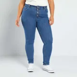 Pantalón skinny elástico color azul, con 5 bolsillos y cierre frontal de botones.